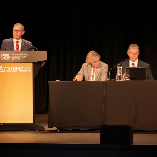 Sydney’de SRS 2026’dan gurur veren bir kare. 🇹🇷

Scoliosis Research Society’nin önceki başkanlarından Larry Lenke sunum yaparken , yine eski başkan Laurel Blakemore ile oturum moderatörlüğünu birlikte 10 yil calistigim @meric.enercan üstleniyor. Birazdan beraber hazırladığımız ve bu yıl SRS bilimsel programına kabul edilen 3 çalışmadan birini sunacak. ✅

Omurga cerrahisindeki deneyimi ve bilimsel birikimiyle ülkemizi uluslararası platformda temsil eden @meric.enercan ile üretmek, ortak çalışmalarımızla bu bilimsel buluşmada Turkiye adina ilerlemek benim için büyük bir mutluluk ve gurur.🇹🇷🧿🇹🇷

Yeni çalışmalarla 2027 de 
New Orleans’ta görüşmek dileğiyle 🇺🇸

#srs2026 #scoliosisresearchsociety #spinesurgery #omurgacerrahisi 
#profdrsinankahraman